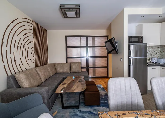 Top Center Retreat, Close To Main Street, Free Parking