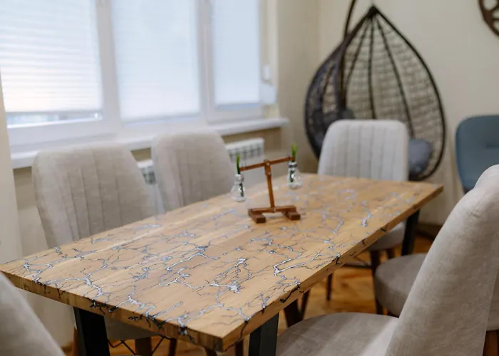 Top Center Retreat, Close To Main Street, Free Parking